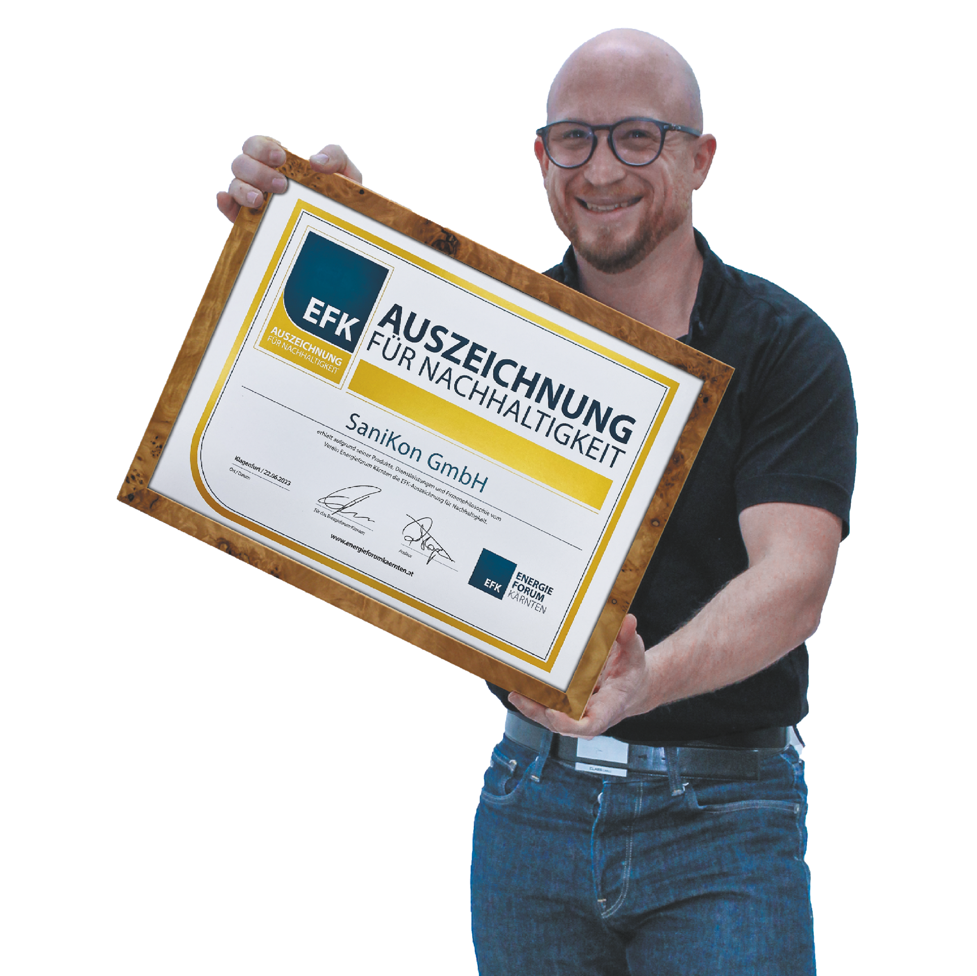 SaniKon Vertriebsleiter Mathias präsentiert unsere Auszeichnung für Nachhaltigkeit: die EFK Zertifizierungsurkunde